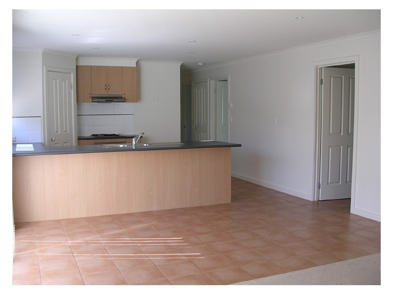 102 Stirling Drive, Lake Gardens VIC 3355