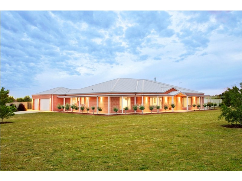 105 Sweeney Road, Miners Rest VIC 3352