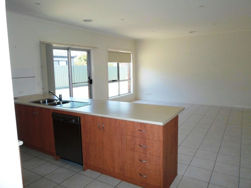 67 Faversham Avenue, Lake Gardens VIC 3355