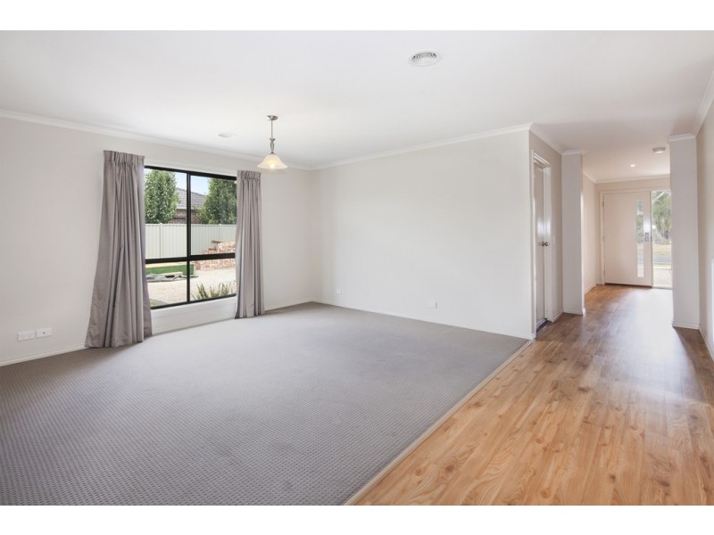 24 Greenhalghs Road, Delacombe VIC 3356