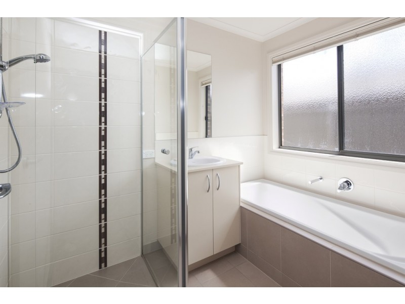 24 Greenhalghs Road, Delacombe VIC 3356