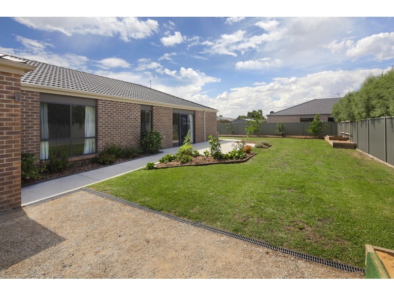 24 Greenhalghs Road, Delacombe VIC 3356