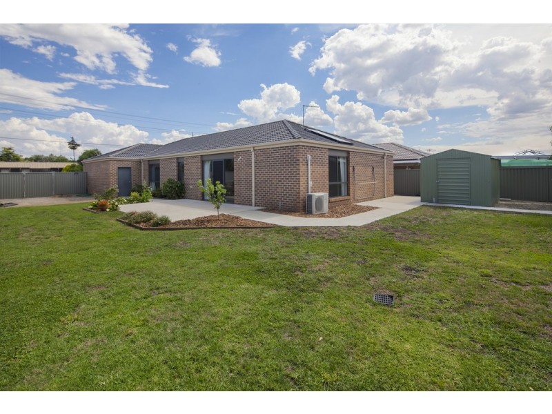 24 Greenhalghs Road, Delacombe VIC 3356