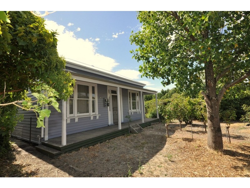 32 Lawrence St, Beaufort VIC 3373