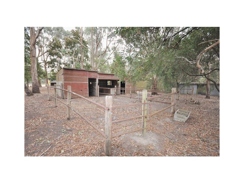 135 Lyons Road, Navigators VIC 3352