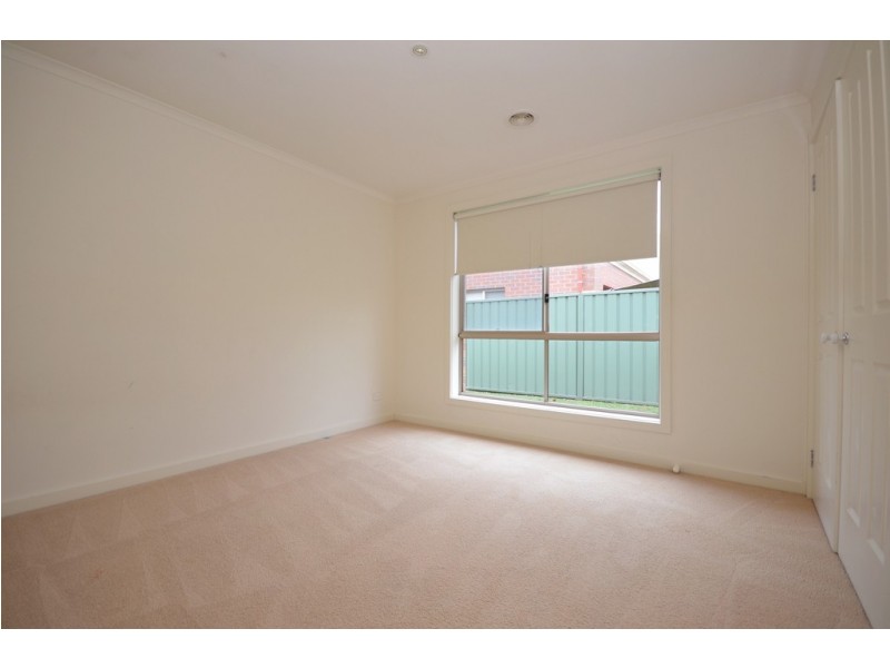 102 Stirling Drive, Lake Gardens VIC 3355