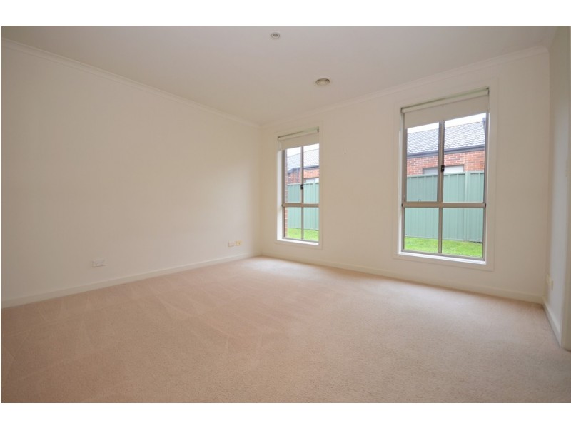 102 Stirling Drive, Lake Gardens VIC 3355