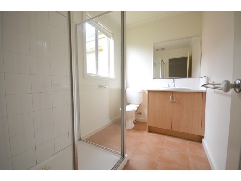 102 Stirling Drive, Lake Gardens VIC 3355