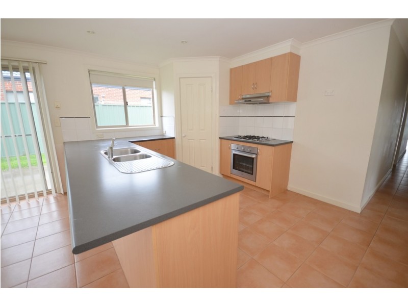 102 Stirling Drive, Lake Gardens VIC 3355