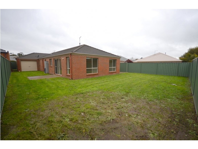 102 Stirling Drive, Lake Gardens VIC 3355