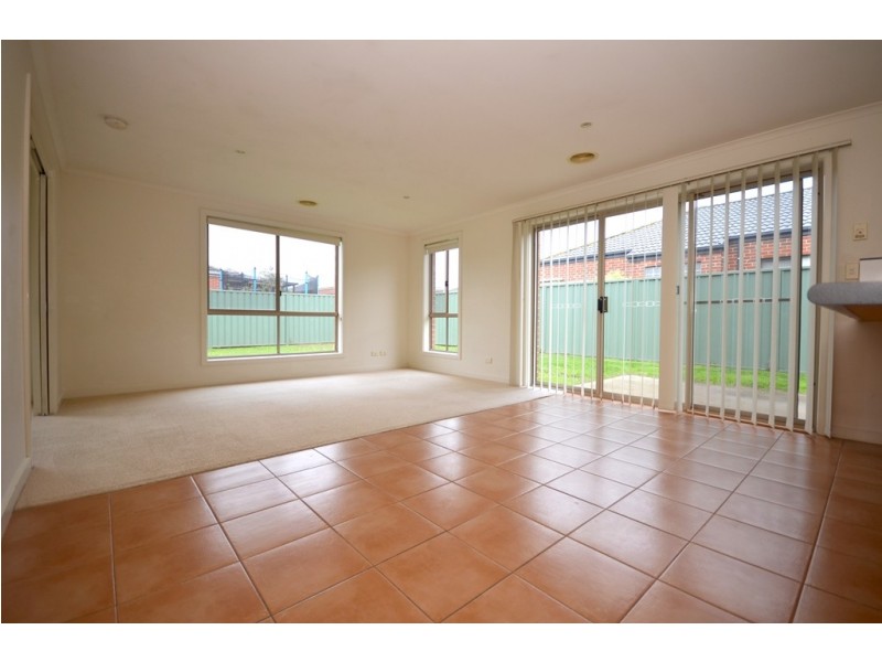 102 Stirling Drive, Lake Gardens VIC 3355