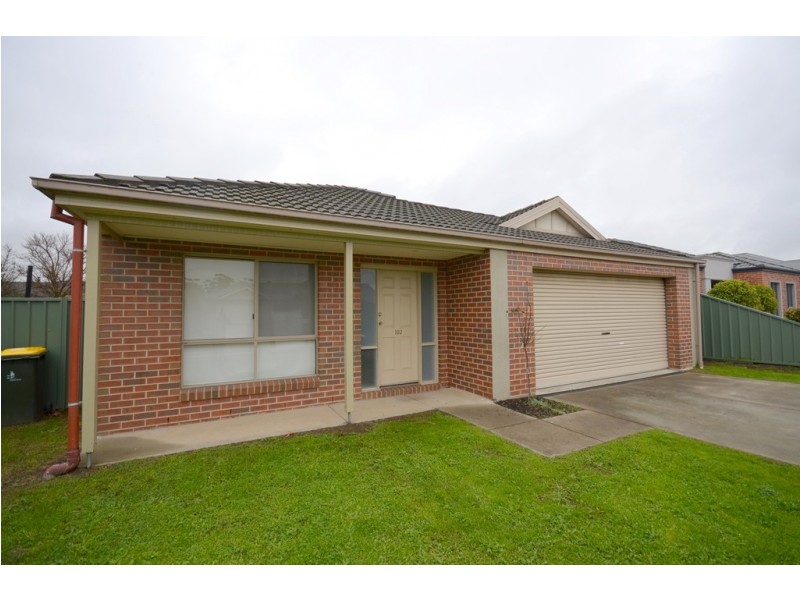 102 Stirling Drive, Lake Gardens VIC 3355