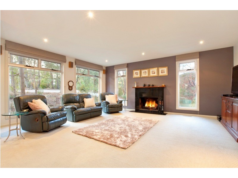 107 Moss Avenue, Mount Helen VIC 3350