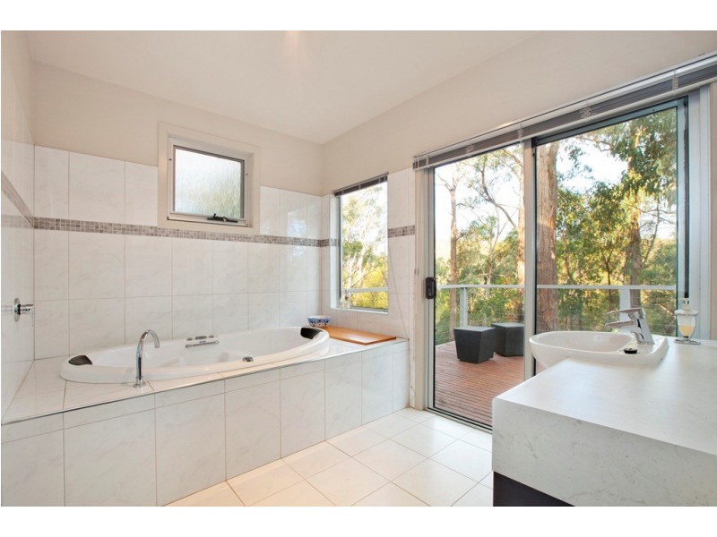 107 Moss Avenue, Mount Helen VIC 3350