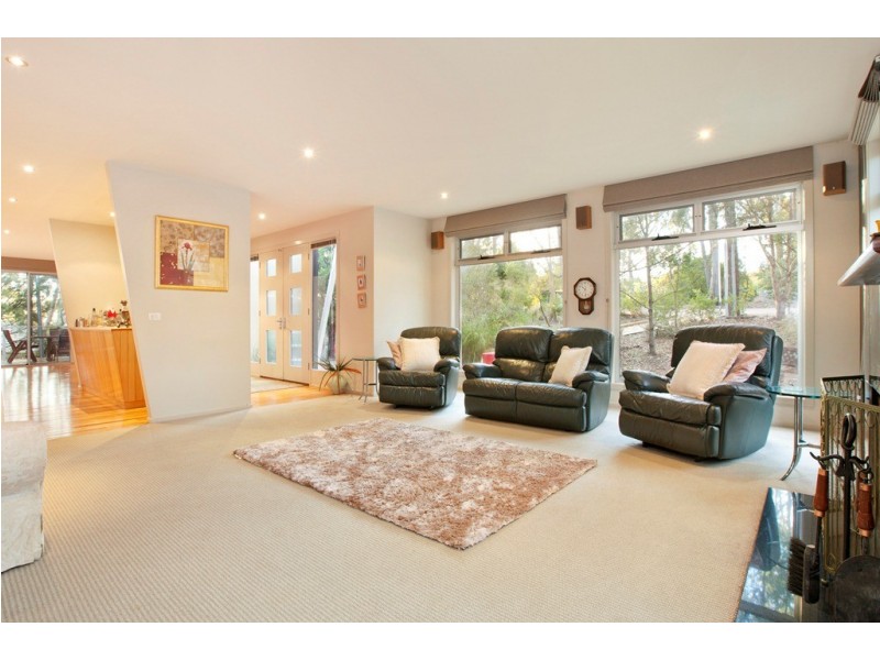 107 Moss Avenue, Mount Helen VIC 3350