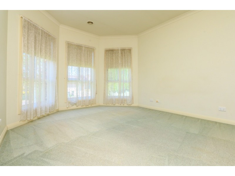 18 St Swindons Avenue, Lake Gardens VIC 3355