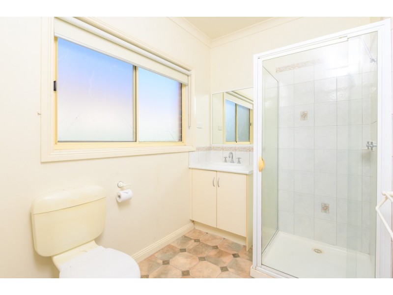 18 St Swindons Avenue, Lake Gardens VIC 3355