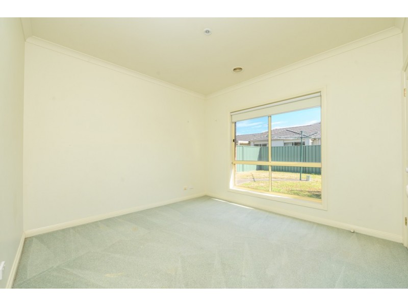 18 St Swindons Avenue, Lake Gardens VIC 3355