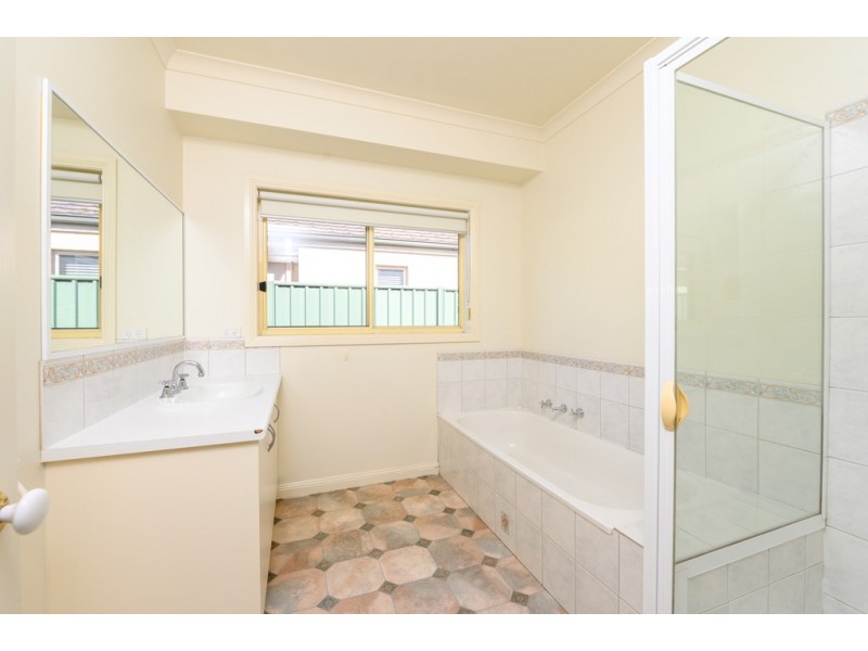 18 St Swindons Avenue, Lake Gardens VIC 3355