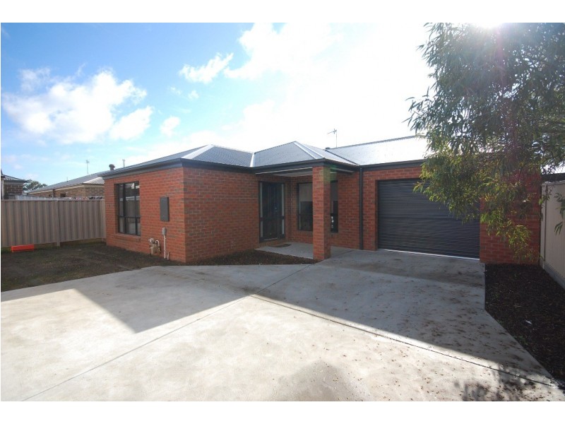 2/118 Birdwood Avenue, Sebastopol VIC 3356