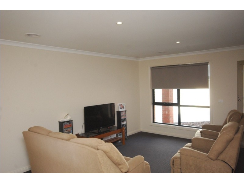 2/118 Birdwood Avenue, Sebastopol VIC 3356