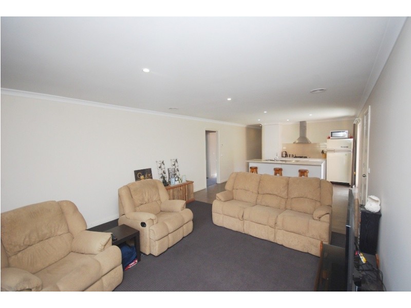 2/118 Birdwood Avenue, Sebastopol VIC 3356