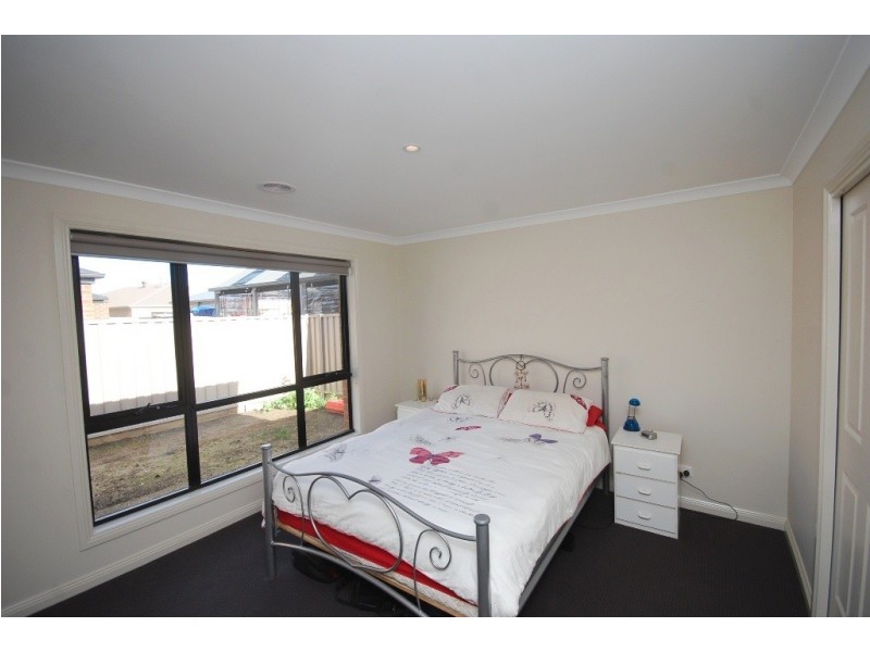 2/118 Birdwood Avenue, Sebastopol VIC 3356