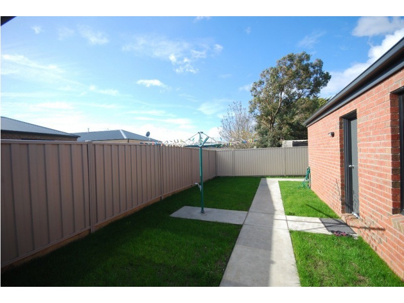 2/118 Birdwood Avenue, Sebastopol VIC 3356