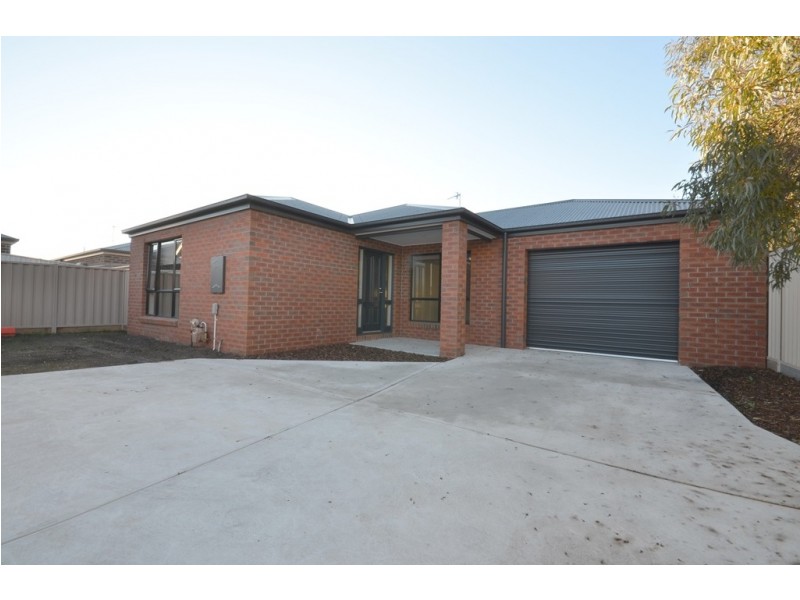 2/118 Birdwood Avenue, Sebastopol VIC 3356