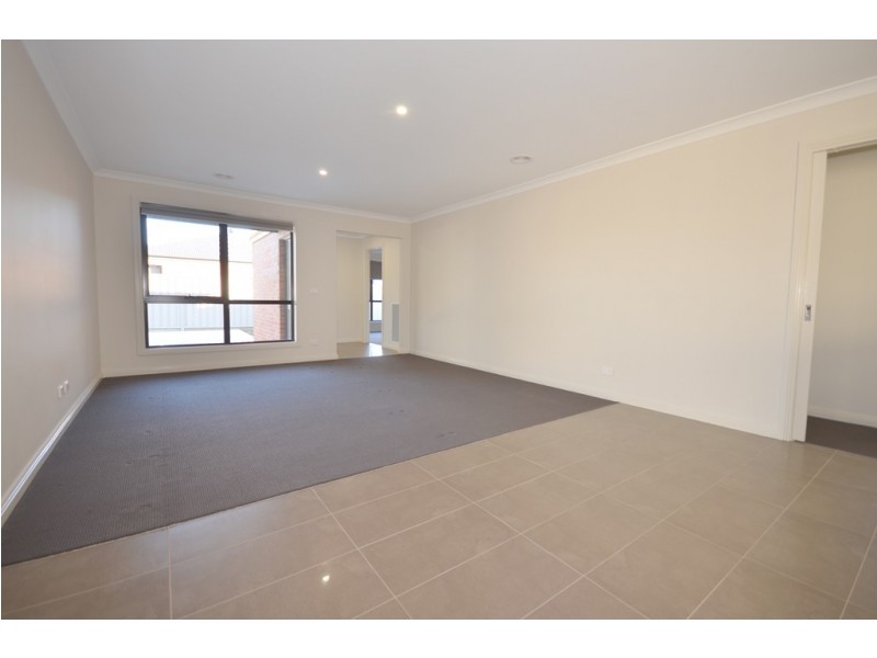 2/118 Birdwood Avenue, Sebastopol VIC 3356