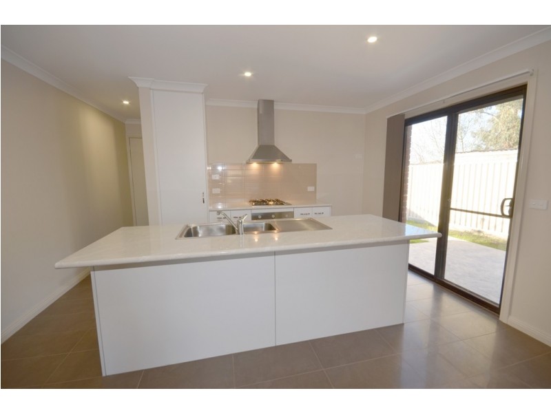 2/118 Birdwood Avenue, Sebastopol VIC 3356