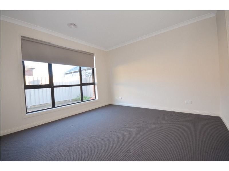 2/118 Birdwood Avenue, Sebastopol VIC 3356