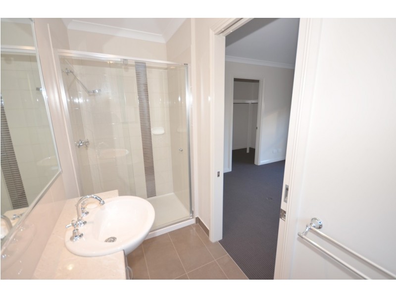 2/118 Birdwood Avenue, Sebastopol VIC 3356