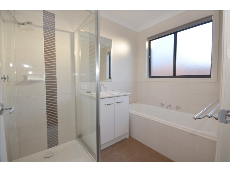 2/118 Birdwood Avenue, Sebastopol VIC 3356