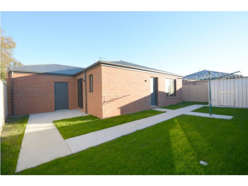 2/118 Birdwood Avenue, Sebastopol VIC 3356
