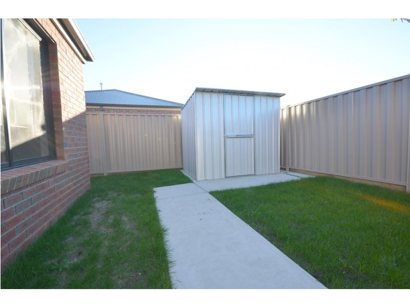 2/118 Birdwood Avenue, Sebastopol VIC 3356