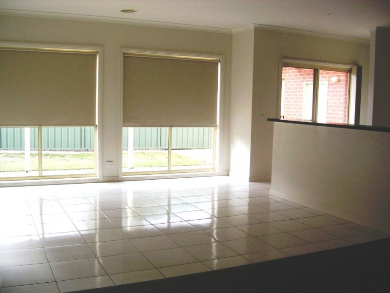 5 St Robbins Avenue, Lake Gardens VIC 3355