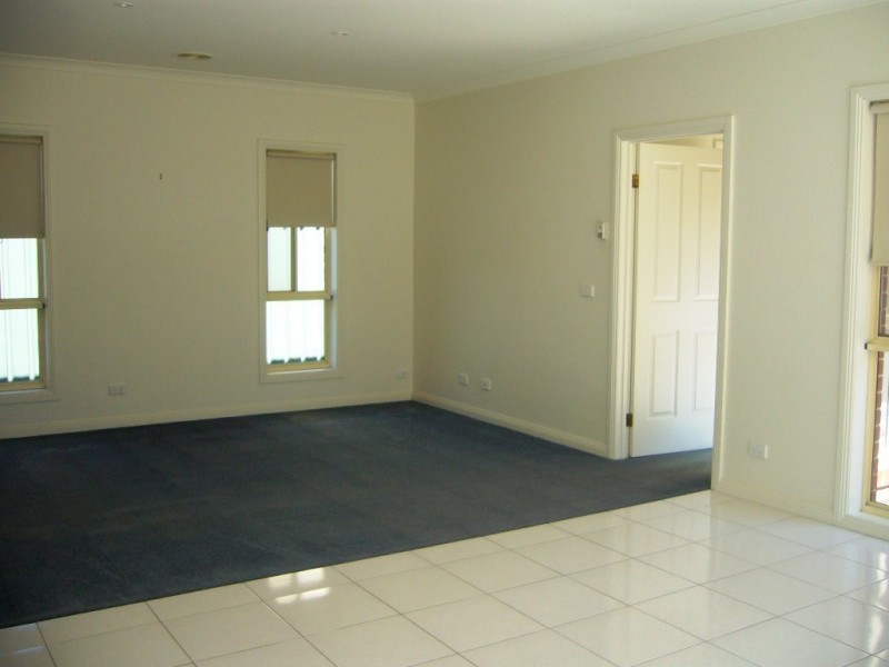 5 St Robbins Avenue, Lake Gardens VIC 3355