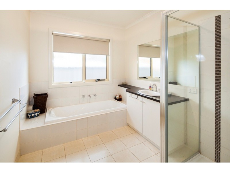 18 Yarra Gum Place, Mount Clear VIC 3350
