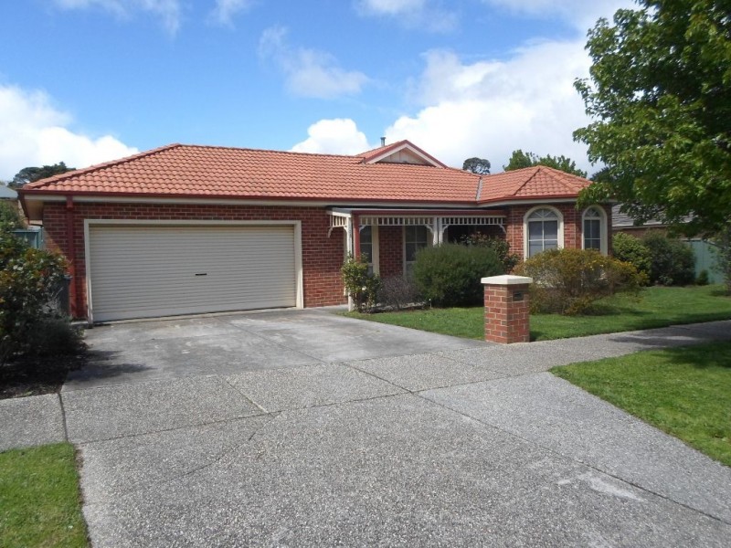 10 St Robbins Avenue, Lake Gardens VIC 3355