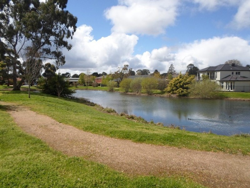 10 St Robbins Avenue, Lake Gardens VIC 3355