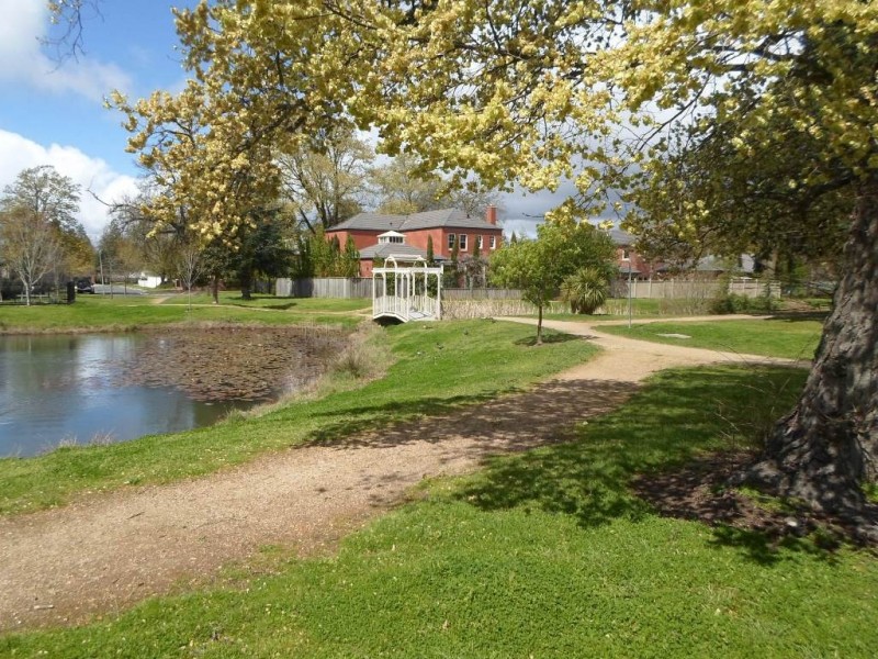 10 St Robbins Avenue, Lake Gardens VIC 3355