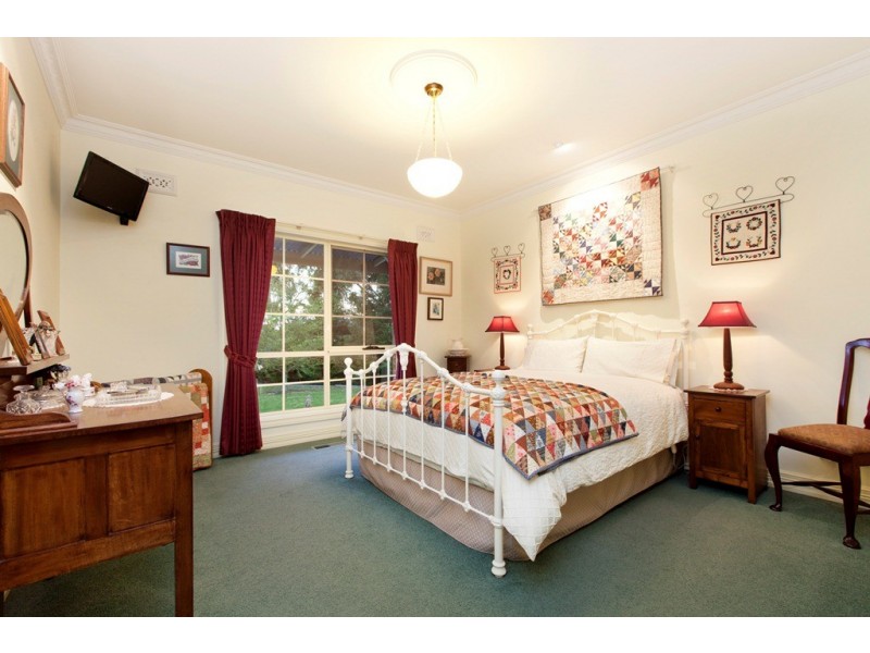 16 Berry St, Ballan VIC 3342