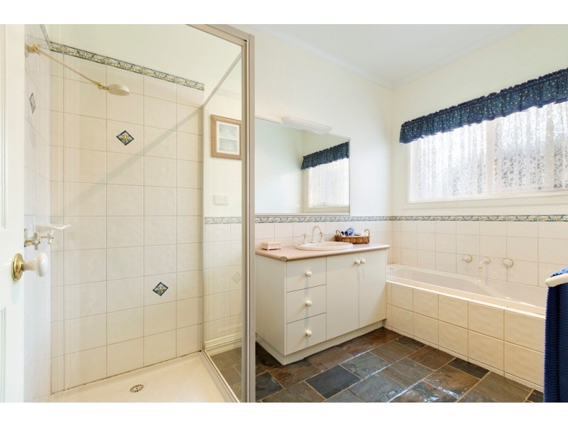 16 Berry St, Ballan VIC 3342