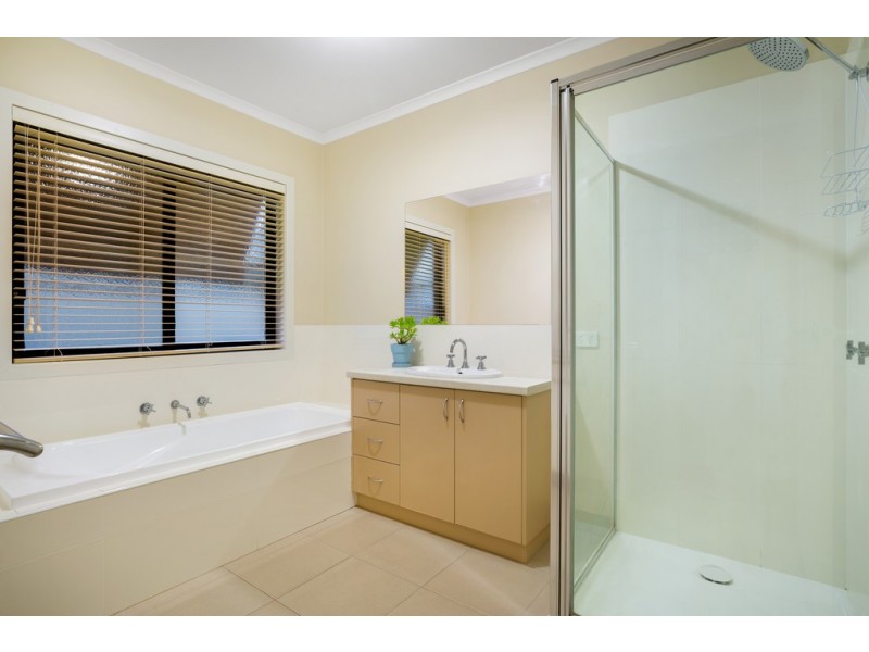 24 Canadian Crescent, Canadian VIC 3350