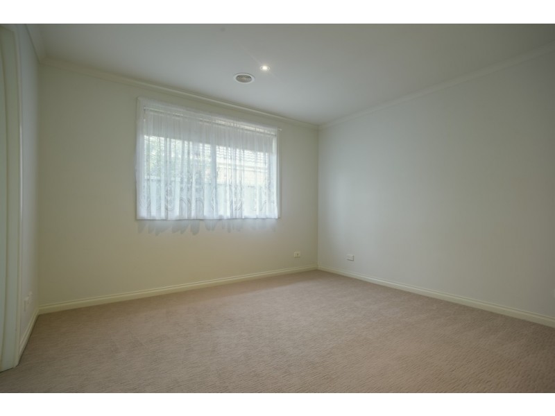 22 Somerset Avenue, Lake Gardens VIC 3355