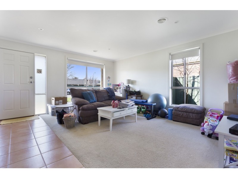 102 Stirling Drive, Lake Gardens VIC 3355