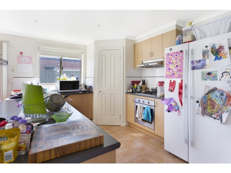 102 Stirling Drive, Lake Gardens VIC 3355