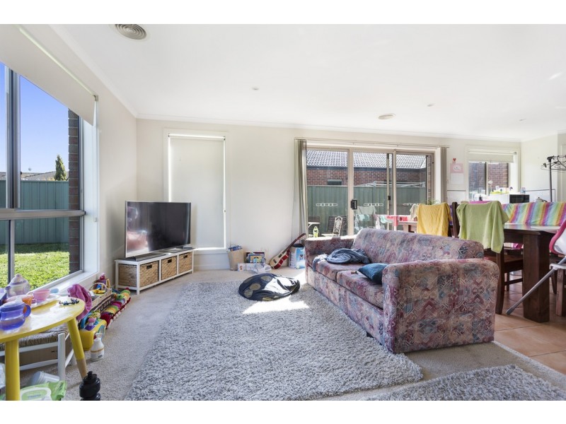 102 Stirling Drive, Lake Gardens VIC 3355