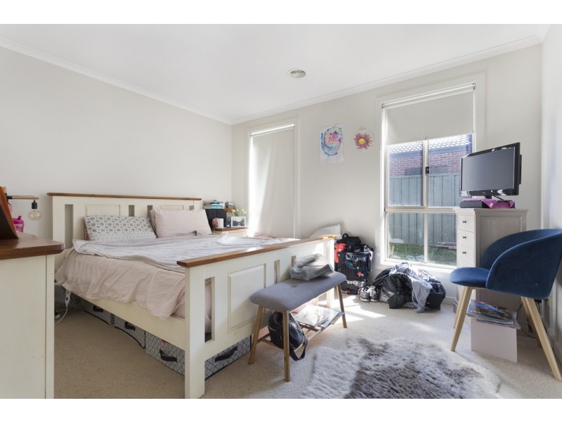 102 Stirling Drive, Lake Gardens VIC 3355